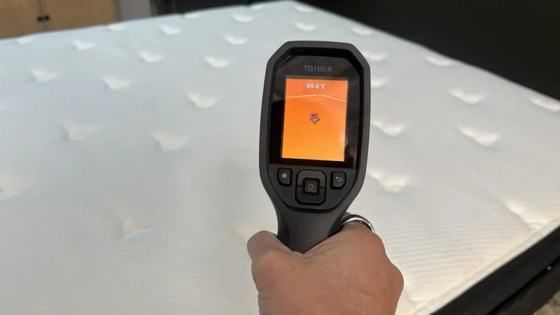 Thermal imaging of the Titan Plus Luxe Mattress before being rested on