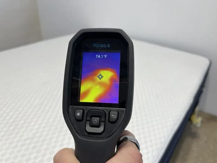 Thermal imaging of the Aurora Luxe Cooling Mattress after being rested on.