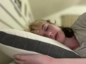 A person using a Cariloha Gel Pillow