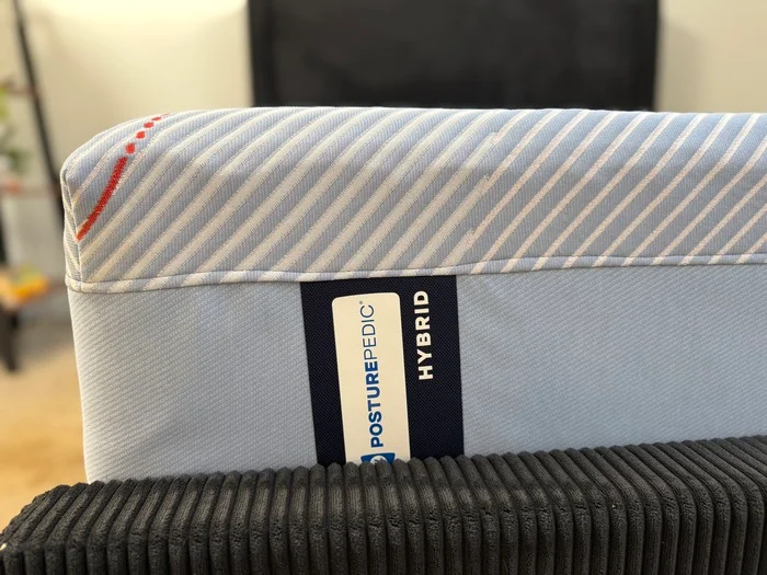 logo at the foot of the sealy posturepedic hybrid mattress