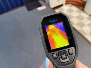 A thermal imaging gun pointed at the Brooklyn Bedding Kids mattress with a temperature readout of 82.4 degrees Fahrenheit