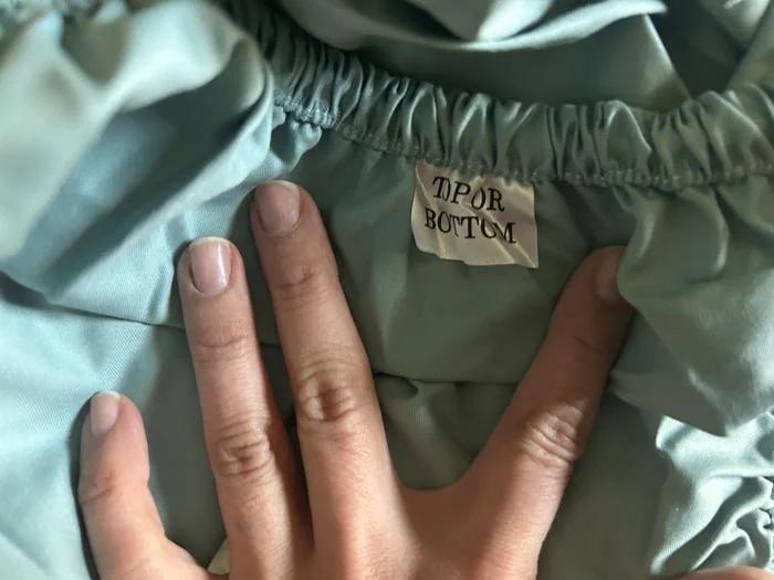 Top or Bottom tag on a set of Threshold Performance 400 Thread Count Sheets