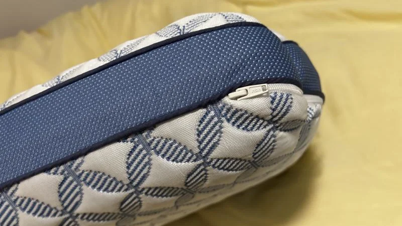 Zipper on the Leesa Ultra Cool Reversible Pillow
