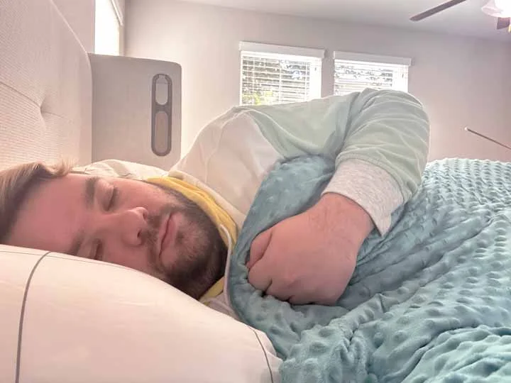 Best Weighted Blanket - Side Sleeping A man sleeps on his side using the Quility weighted blanket.