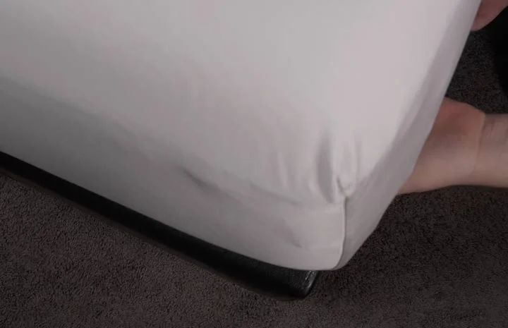 Puffy Bamboo Sheets - The corner of a bed with the fitted sheet. Puffy Bamboo Sheets - The corner of a bed with the fitted sheet.