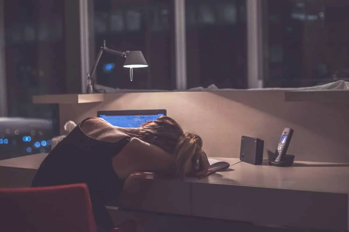 4 sleep tips for people who work at night desk