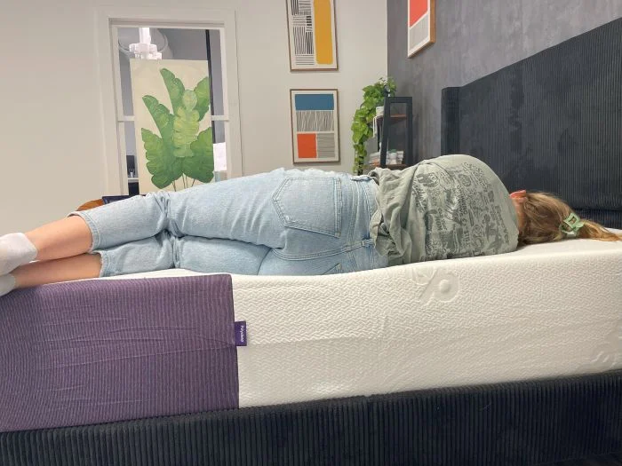 A woman sleeps on her side on the Polysleep Luna mattress
