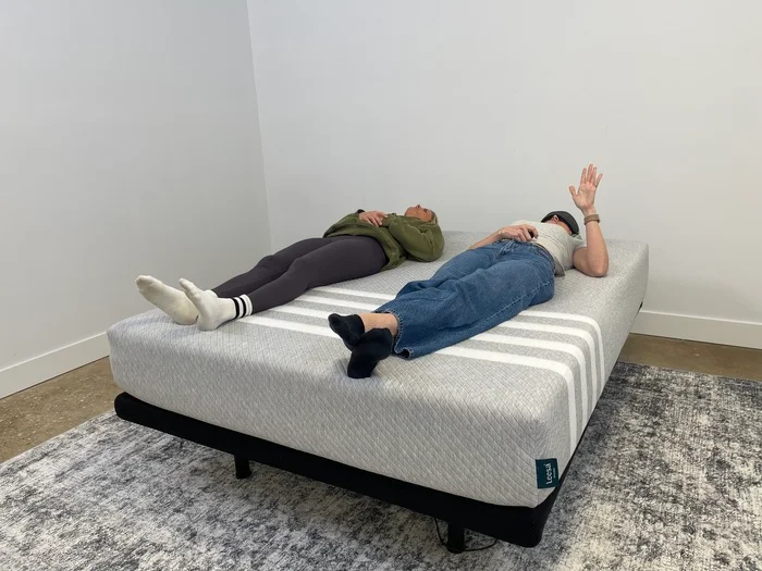 Testing motion isolation on the Leesa Original mattress with two people