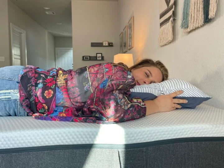 a woman rests on her back on the Emma mattress a woman rests on her back on the Emma mattress